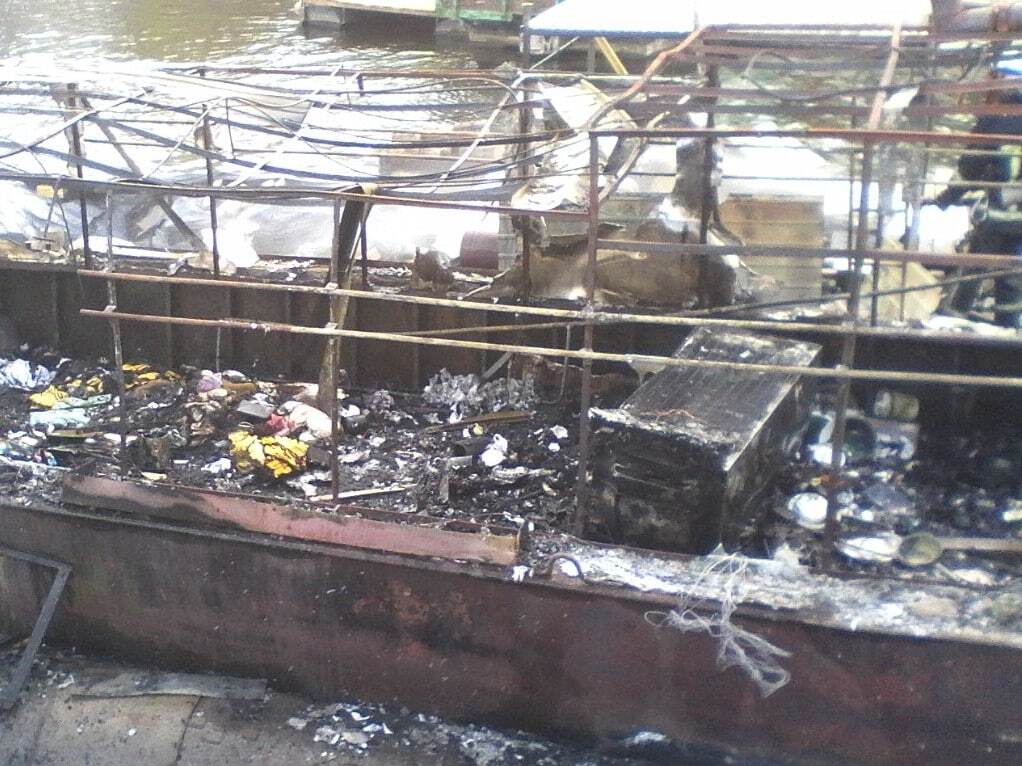 В Киеве на Днепре сгорел плавучий дом