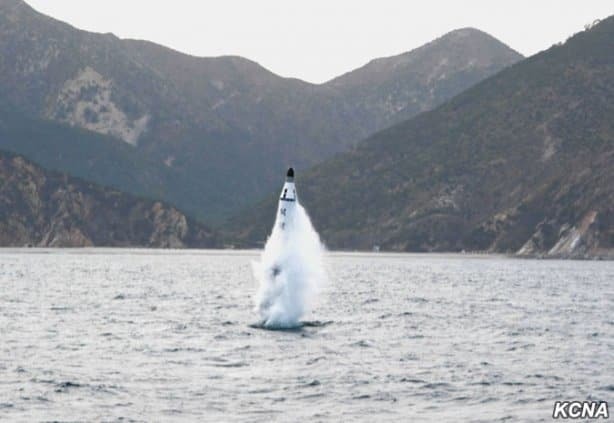Счастливый Ким Чен Ын: в КНДР показали фото запуска ракеты с подводной лодки