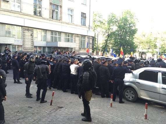 "Майдан" в Молдові: опозиція заблокувала будівлю уряду