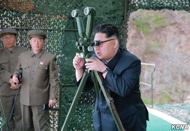 Счастливый Ким Чен Ын: в КНДР показали фото запуска ракеты с подводной лодки