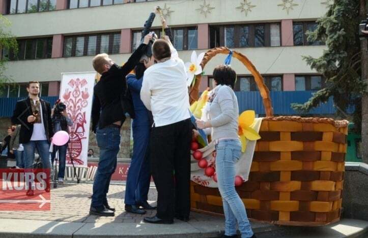 В Ивано-Франковске создали самую большую пасхальную корзину в Украине: опубликованы фото