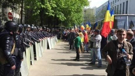 "Майдан" в Молдові: опозиція заблокувала будівлю уряду