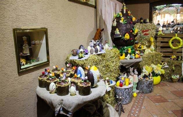 Зайчики, писанки и яйца-гиганты: в Мукачево показали пасхальные изделия