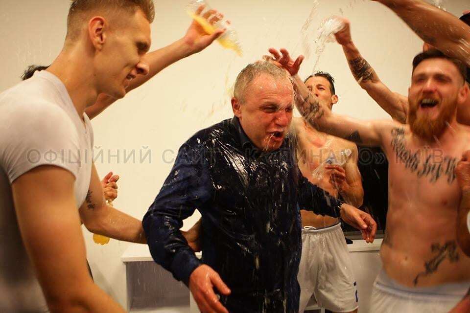 Как игроки "Динамо" "поиздевались" над Суркисом, празднуя чемпионство: яркие фото