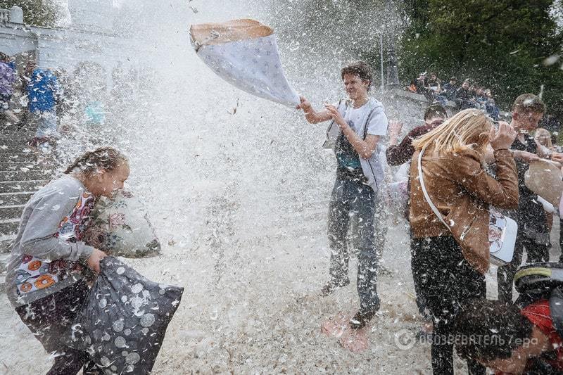 В Киеве устроили массовый бой подушками: опубликованы фото