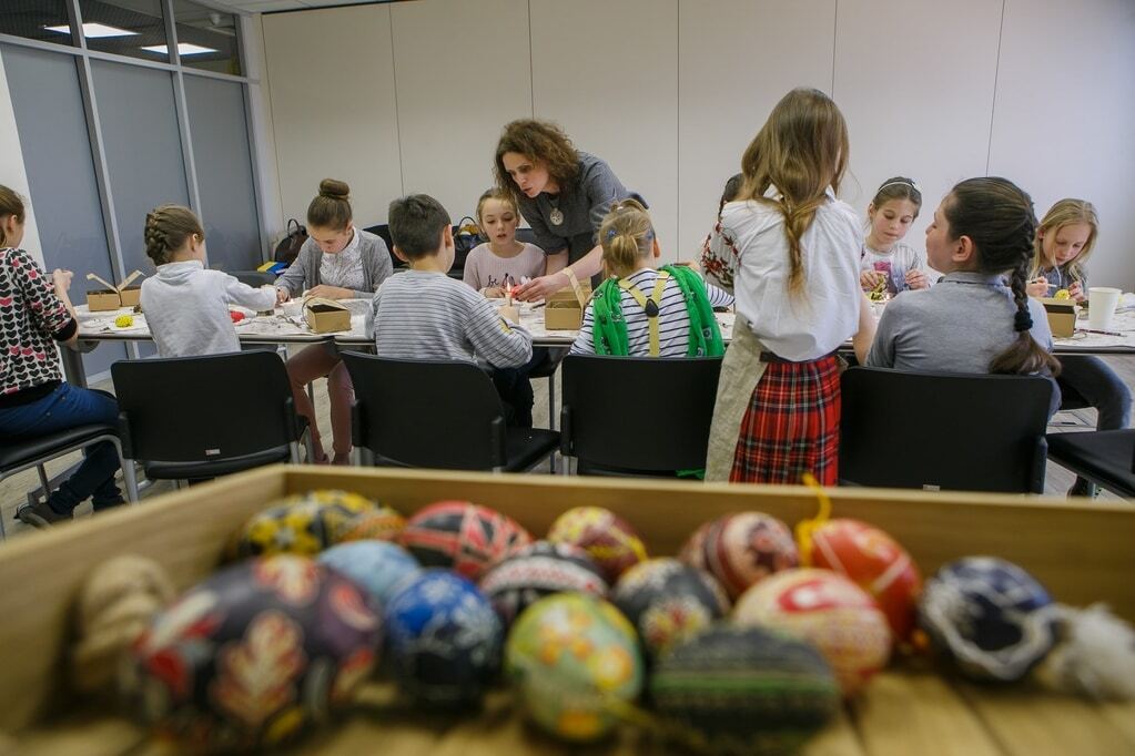 Дети с Донбасса посетили мастер-класс по росписи пасхальных яиц