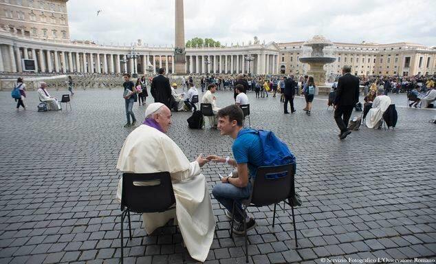 Папа Франциск, как рядовой священник, исповедовал на площади Святого Петра