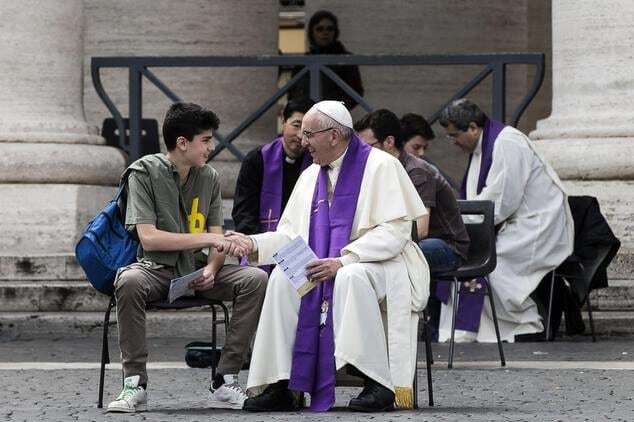 Папа Франциск, как рядовой священник, исповедовал на площади Святого Петра