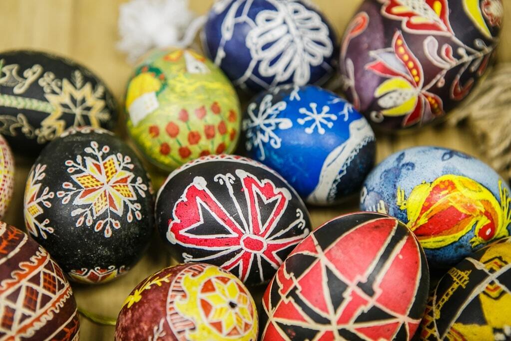 Дети с Донбасса посетили мастер-класс по росписи пасхальных яиц