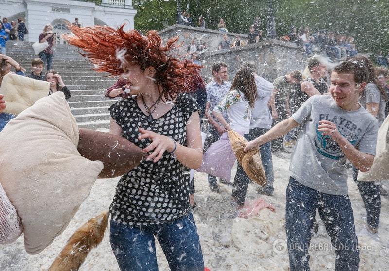 В Киеве устроили массовый бой подушками: опубликованы фото