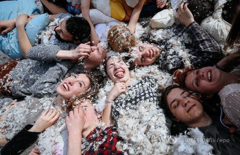 У Києві влаштували масовий бій подушками: опубліковано фото