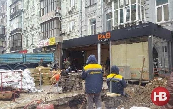 Скандал на Бассейной: в центре Киева начали сносить пристройку кафе