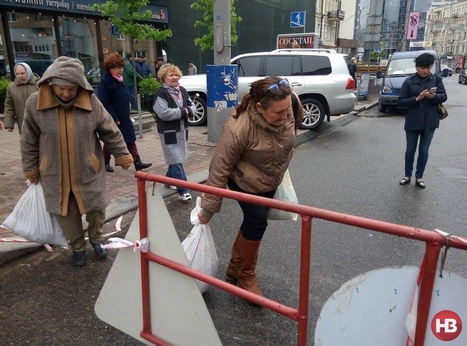 Центр Киева парализовали пробки: недовольные жители перекрыли улицу