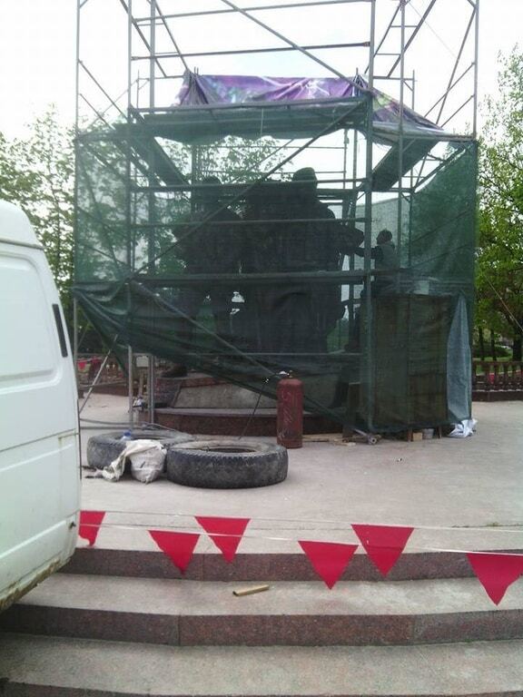 Монумент оккупантам: в Луганске устанавливают памятник "герою Новороссии"
