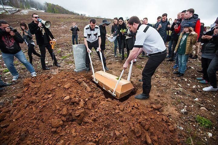 "В дурке был выходной?": в Сочи под оркестр хоронили салат "Цезарь"