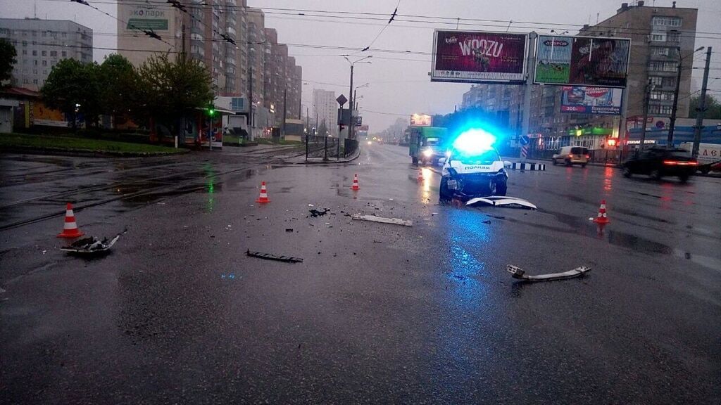 В Харькове автомобиль патрульных попал в ДТП: фотофакт
