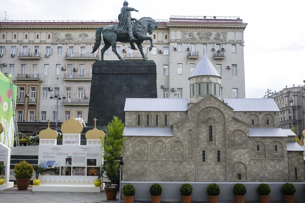 Зеленые человечки, Дядя Степа и осел: Москву заполнили уродливые статуи. Опубликованы фото