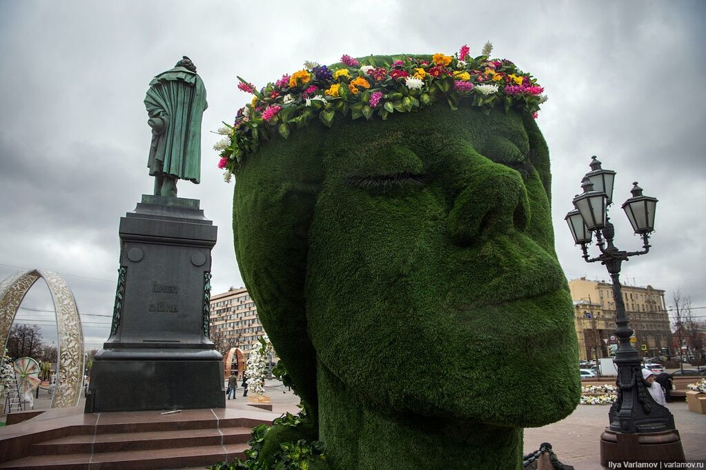 Зеленые человечки, Дядя Степа и осел: Москву заполнили уродливые статуи. Опубликованы фото