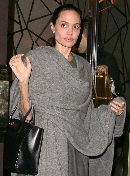 Відтінки сірого: болісно схудлу Джолі сфотографували у Лондоні