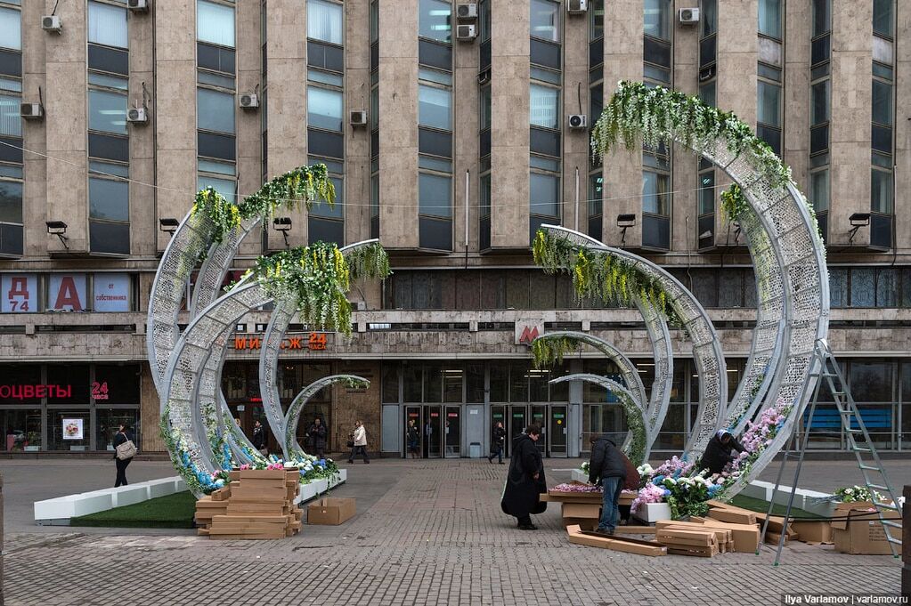 Зеленые человечки, Дядя Степа и осел: Москву заполнили уродливые статуи. Опубликованы фото