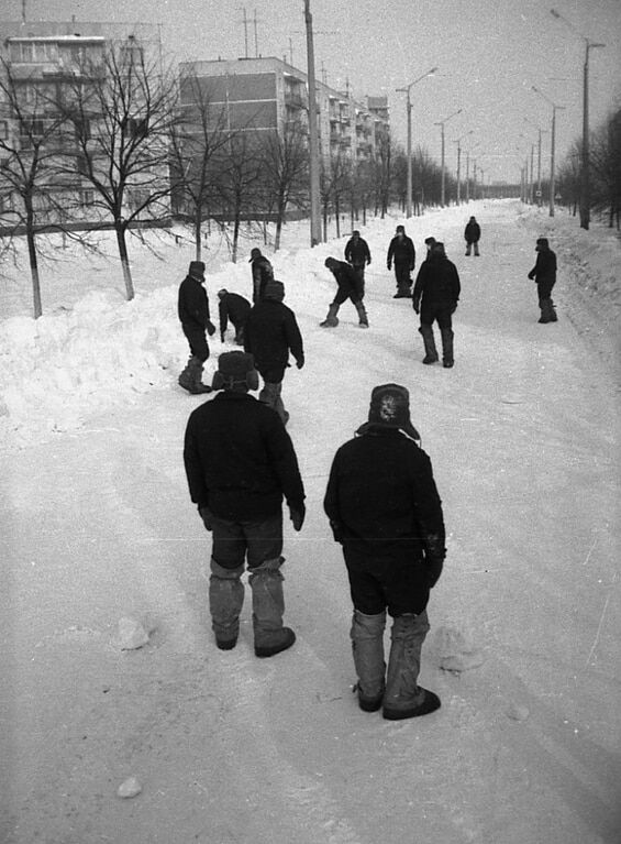 "В респираторах и баскетбольным мячем". Как играли в футбол ликвидаторы в Припяти: редкие фото