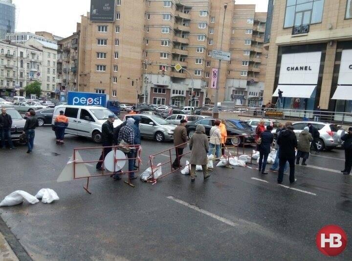Центр Києва паралізували затори: незадоволені жителі перекрили вулицю