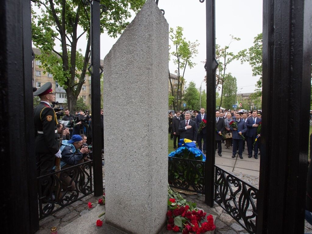 "Спасибо каждому ликвидатору": Порошенко почтил память жертв Чернобыльской катастрофы