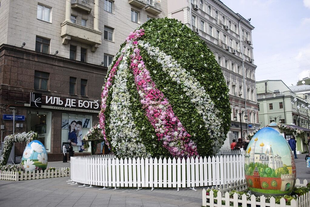 Зеленые человечки, Дядя Степа и осел: Москву заполнили уродливые статуи. Опубликованы фото