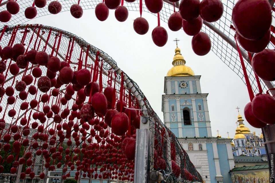 В Киеве появился "Тоннель желаний" из писанок: опубликованы фото