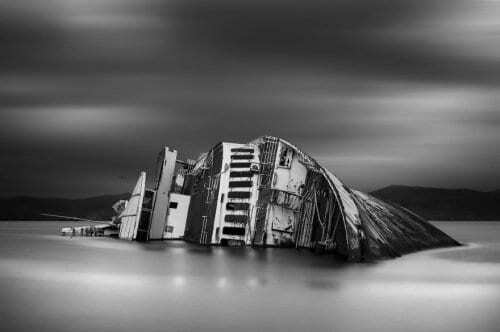 Впечатляющие мистические фотографии севших на мель кораблей
