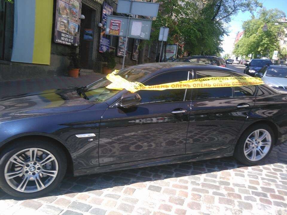 В центре Киева "обмотали" машины героев парковки: опубликованы фото