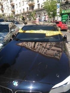 У центрі Києва "обмотали" машини героїв паркування