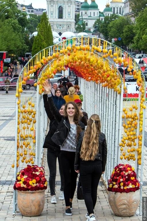 В Киеве появился "Тоннель желаний" из писанок: опубликованы фото