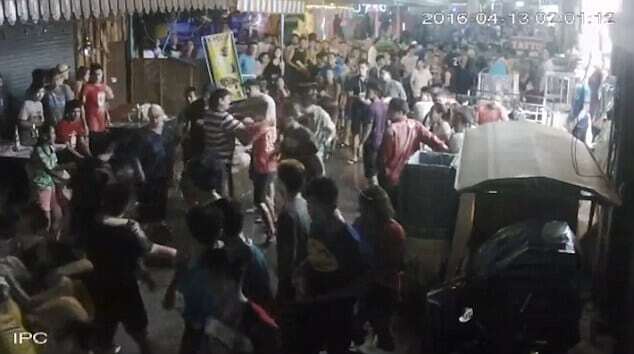 В Таиланде толпа забила до полусмерти британских пенсионеров: ужасающие фото и видео