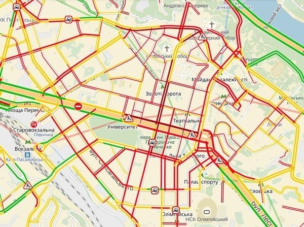 В центре Киева парализовано движение транспорта: произошло 14 ДТП