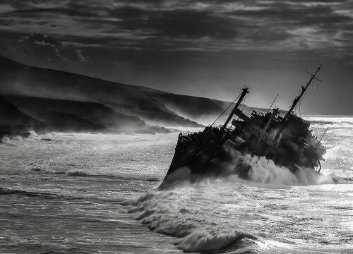 Впечатляющие мистические фотографии севших на мель кораблей