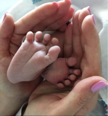 Жасмин показала миру первое фото новорожденного сына