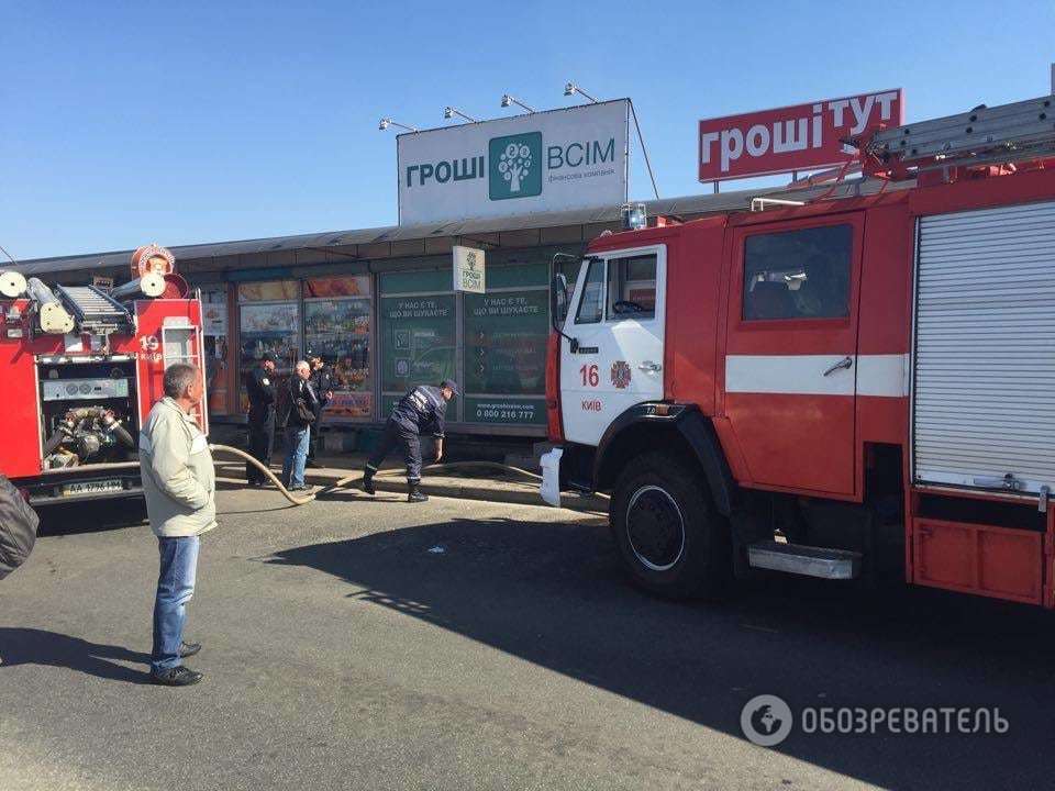В Киеве возле станции метро произошел пожар: опубликованы фото