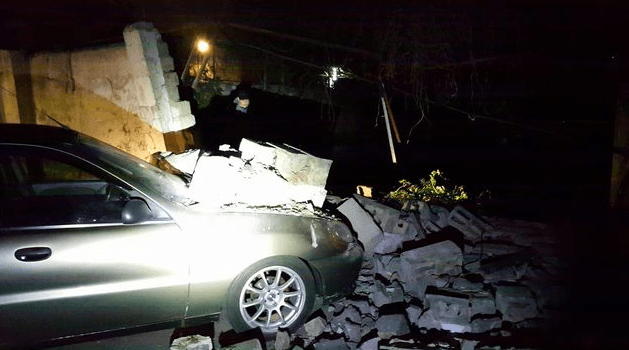 В Киеве стена обрушилась на припаркованную машину