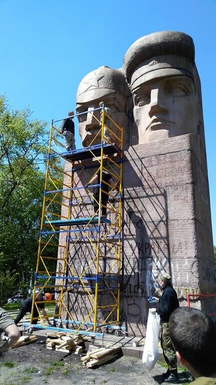 В Киеве попытались снести памятник чекистам: опубликованы фото и видео демонтажа