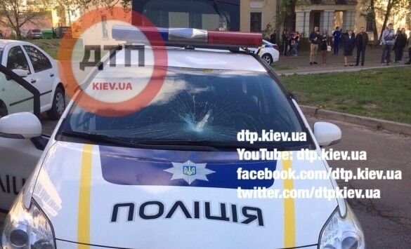 В Киеве дебошир разбил автомобиль полиции: опубликовано фото