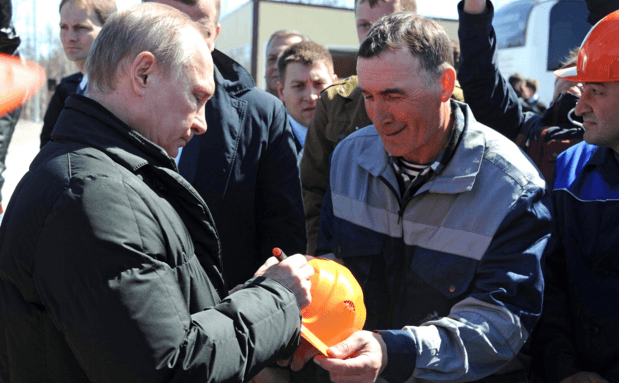 Запуск ракети в Росії: у мережі посміялися над фото, де Путін ставить автограф на касці