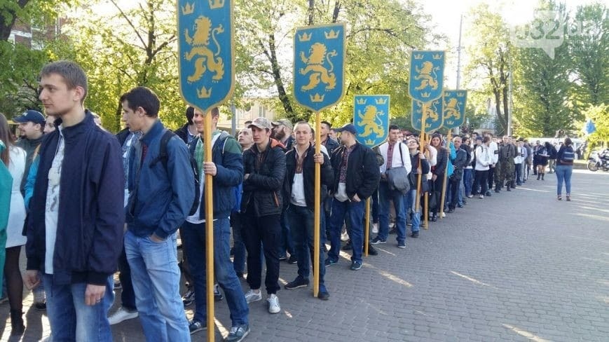 Величие духа: во Львове прошел парад вышиванок в честь дивизии "Галичина". Видеофакт
