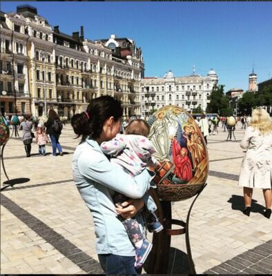 Маша Собко прогулялась с годовалой дочкой по Киеву
