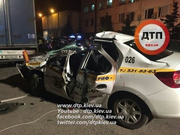 В Киеве авто охранной фирмы протаранило фуру, погиб водитель