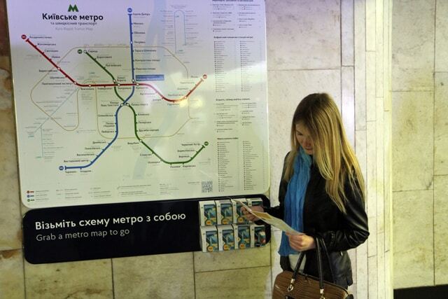 У київському метро почали роздавати кишенькові карти