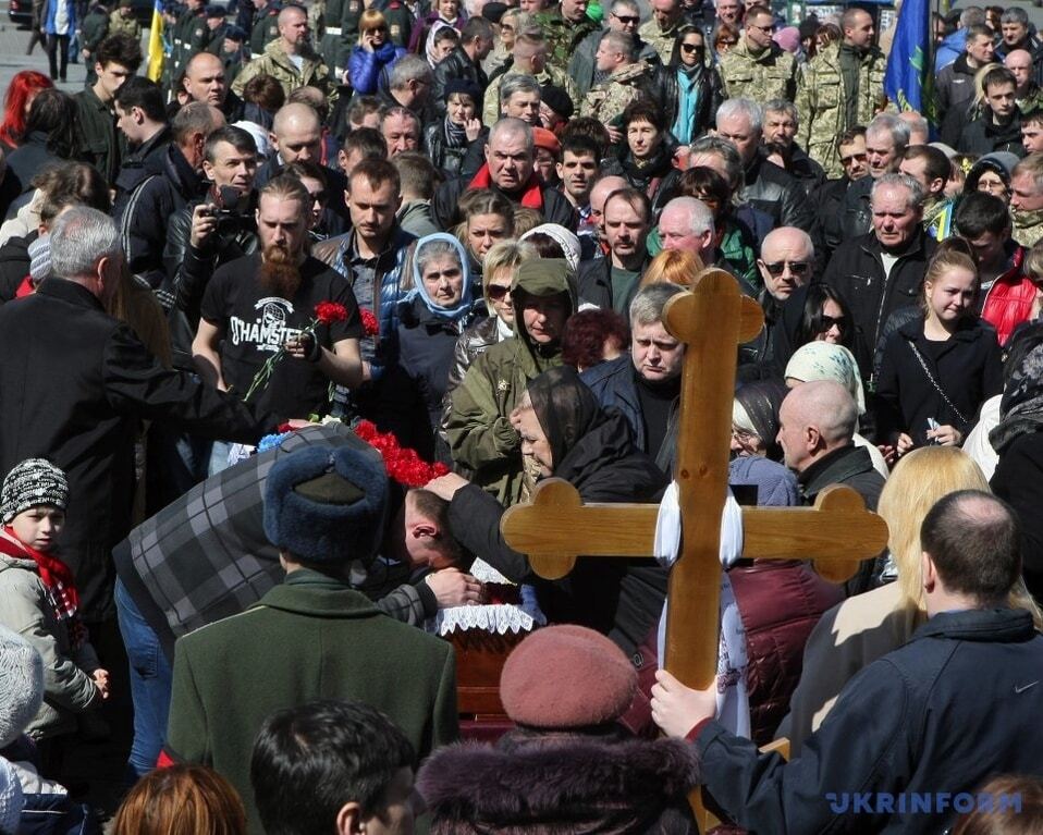 Сотні українців вийшли на Майдан попрощатися з бійцем ЗСУ Годзилою