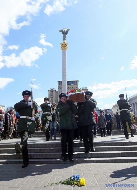 Сотни украинцев вышли на Майдан попрощаться с бойцом ВСУ Годзиллой