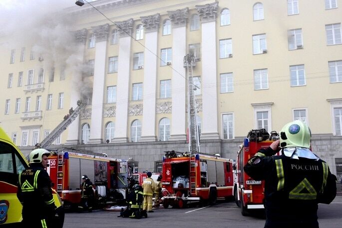 Масштабну пожежу в будівлі Міноборони Росії локалізували