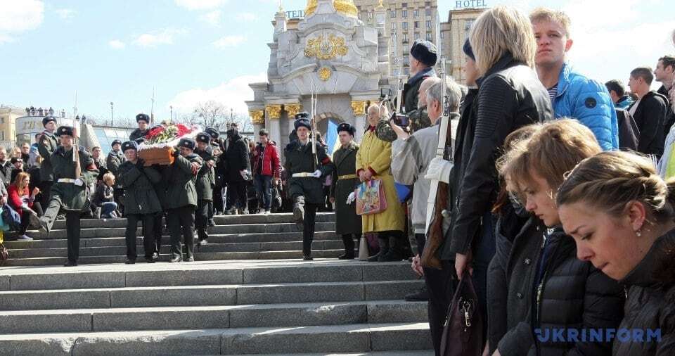 Сотні українців вийшли на Майдан попрощатися з бійцем ЗСУ Годзилою